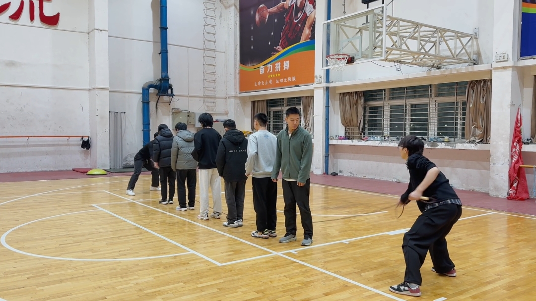 男子大绳.jpg